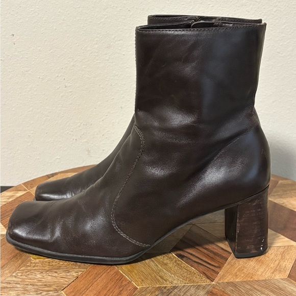 Vintage Brown Leather Heeled Boots with Chunky Heel - Picture 4 of 7